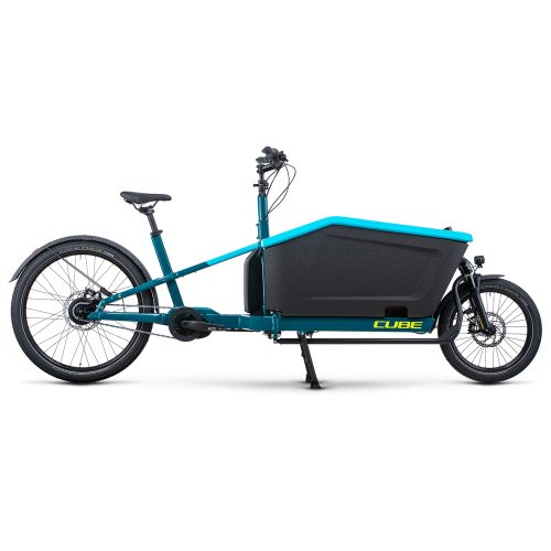 Lastcykel Cube Cargo Hybrid 500 i profil, mot en vit bakgrund. Cykeln har en turkos ram och en svart lastlåda med turkos kant. Bra ljus och detaljrikedom.