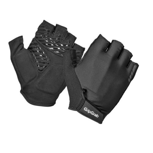 Ett par svarta GripGrab ProRide RC Max vadderade sommarhandskar med korta fingrar, presenterade i detalj mot en ren, vit bakgrund. Belysningen är jämn och framhäver handskarnas struktur och design.