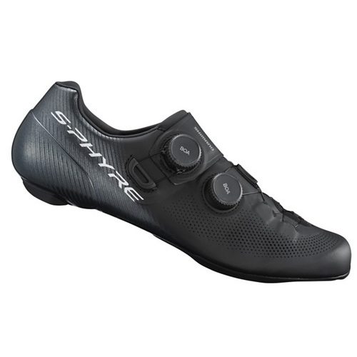 Svart Shimano SH-RC903 S-Phyre racercykel sko. Elegant design med dubbla BOA-spännen och "S-PHYRE" logotyp längs sidan. Jämnt ljus framhäver detaljerna och den aerodynamiska formen.