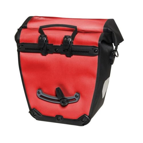 Röd Ortlieb Back-Roller Core sidoväska, styckvis, med svarta detaljer, i ljus belysning. Väskans robusta konstruktion och vattentäta design framhävs tydligt.