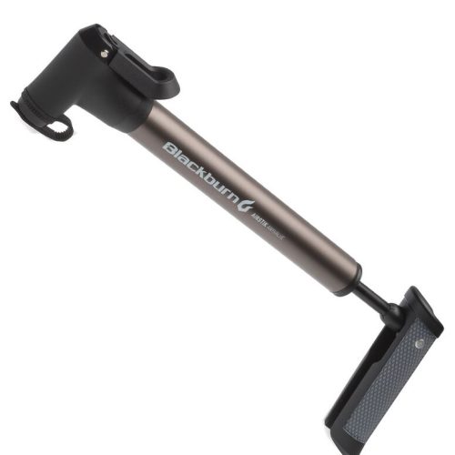 En Blackburns Airstik Anyvalve minipump med T-handtag visas i en detaljerad produktbild. Pumpen är vinklad mot höger, och belysningen framhäver dess textur och finish.
