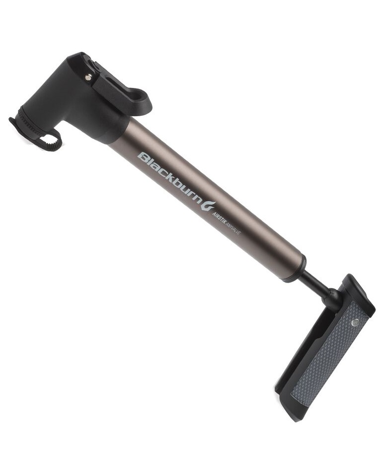 bbn-airstik-anyvalve-mini-pump En Blackburns Airstik Anyvalve minipump med T-handtag visas i en detaljerad produktbild. Pumpen är vinklad mot höger, och belysningen framhäver dess textur och finish.