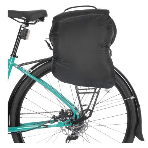 Närbild av en cykel med en svart Blackburn Local Trunk-väska monterad på pakethållaren. Väskan är rymlig och verkar välfylld, troligen med 15 liters kapacitet. Bilden är tagen i studiobelysning.