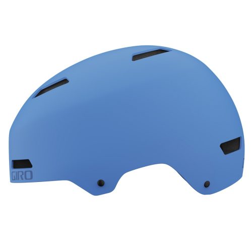 Blå Giro Dime FS Mips-hjälm mot vit bakgrund. Hjälmen har flera ventilationshål och en matt finish, fotograferad i ett jämnt, diffust ljus som framhäver dess form och design.