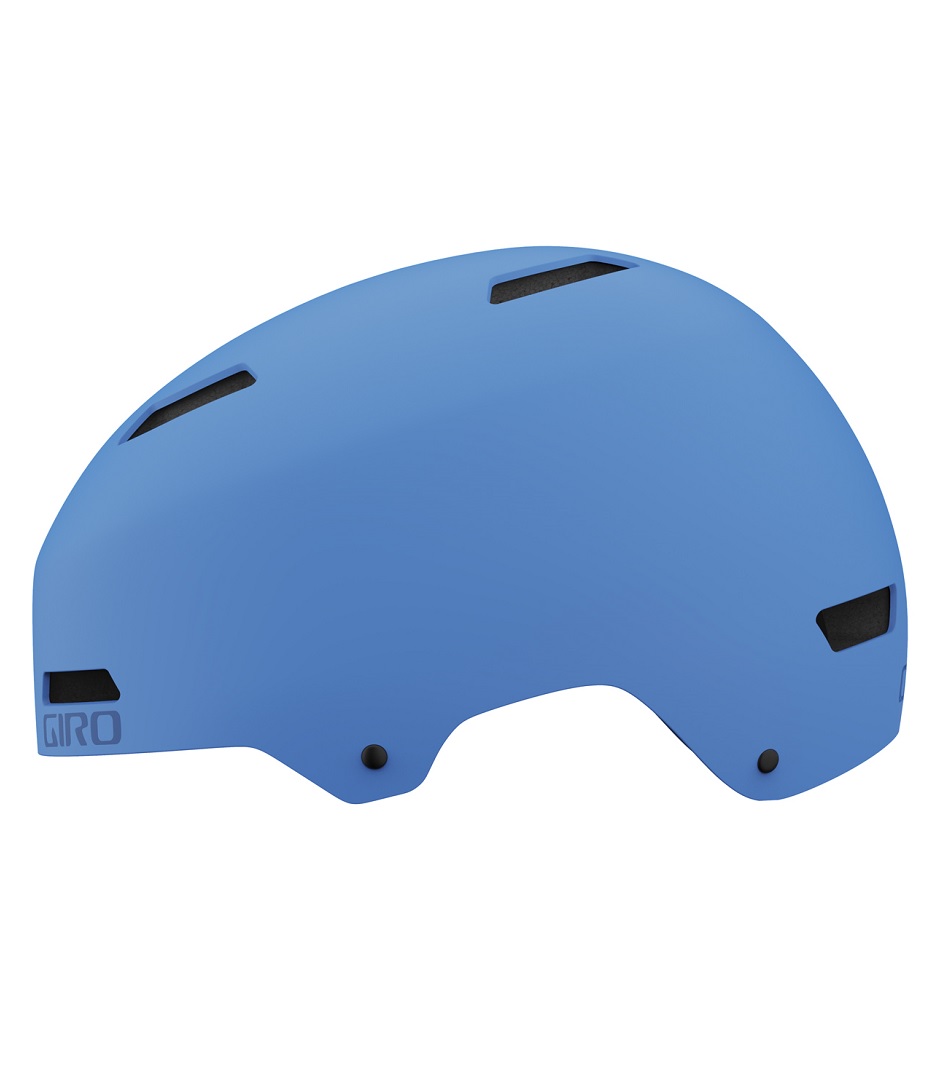 giro-dime-youth-helmet-matte-blue Blå Giro Dime FS Mips-hjälm mot vit bakgrund. Hjälmen har flera ventilationshål och en matt finish, fotograferad i ett jämnt, diffust ljus som framhäver dess form och design.