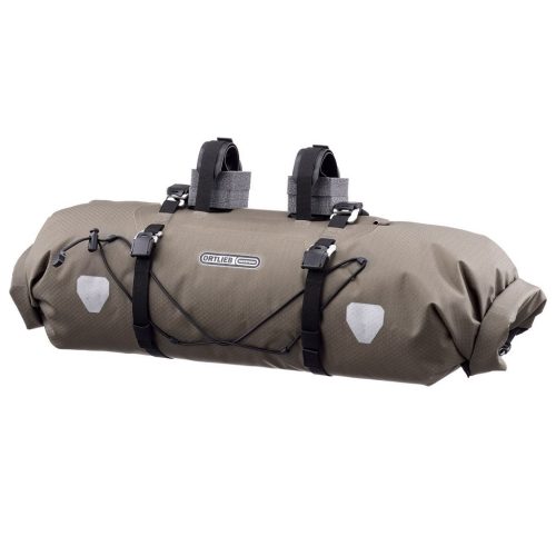 Brun Ortlieb Handlebar-Pack styrväska, 9 eller 15L, med fästen och remmar. Väskan presenteras i detalj med bra ljussättning för att visa material och konstruktion.