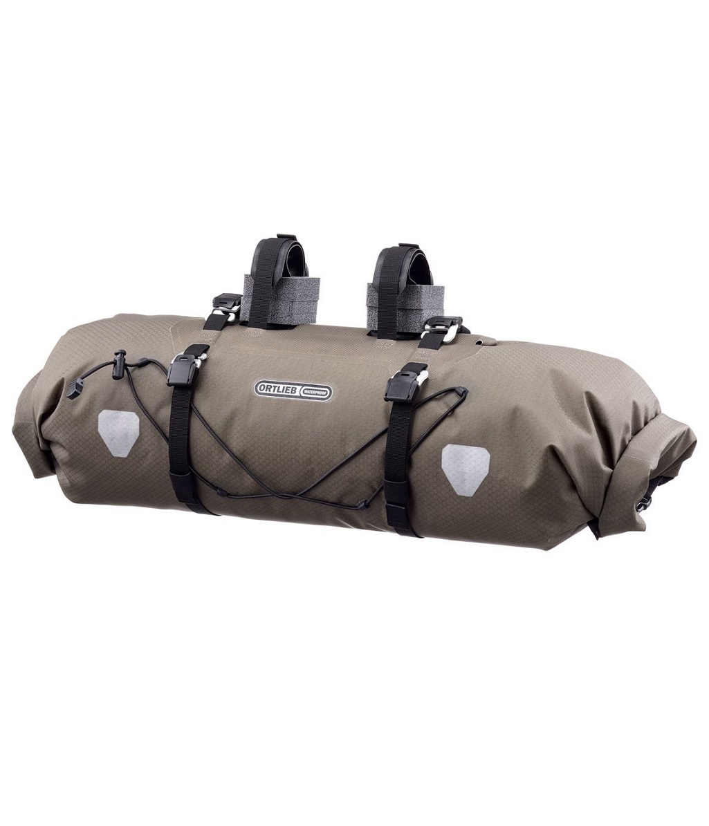 handlebar-pack-15l-front Brun Ortlieb Handlebar-Pack styrväska, 9 eller 15L, med fästen och remmar. Väskan presenteras i detalj med bra ljussättning för att visa material och konstruktion.