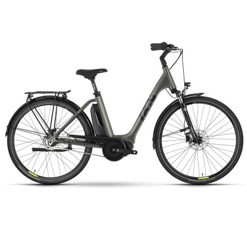 Mörkgrön Husqvarna Eco City elcykel i profil mot vit bakgrund. Detaljerade däck, sadel och motor syns tydligt i skarpt, jämnt ljus.