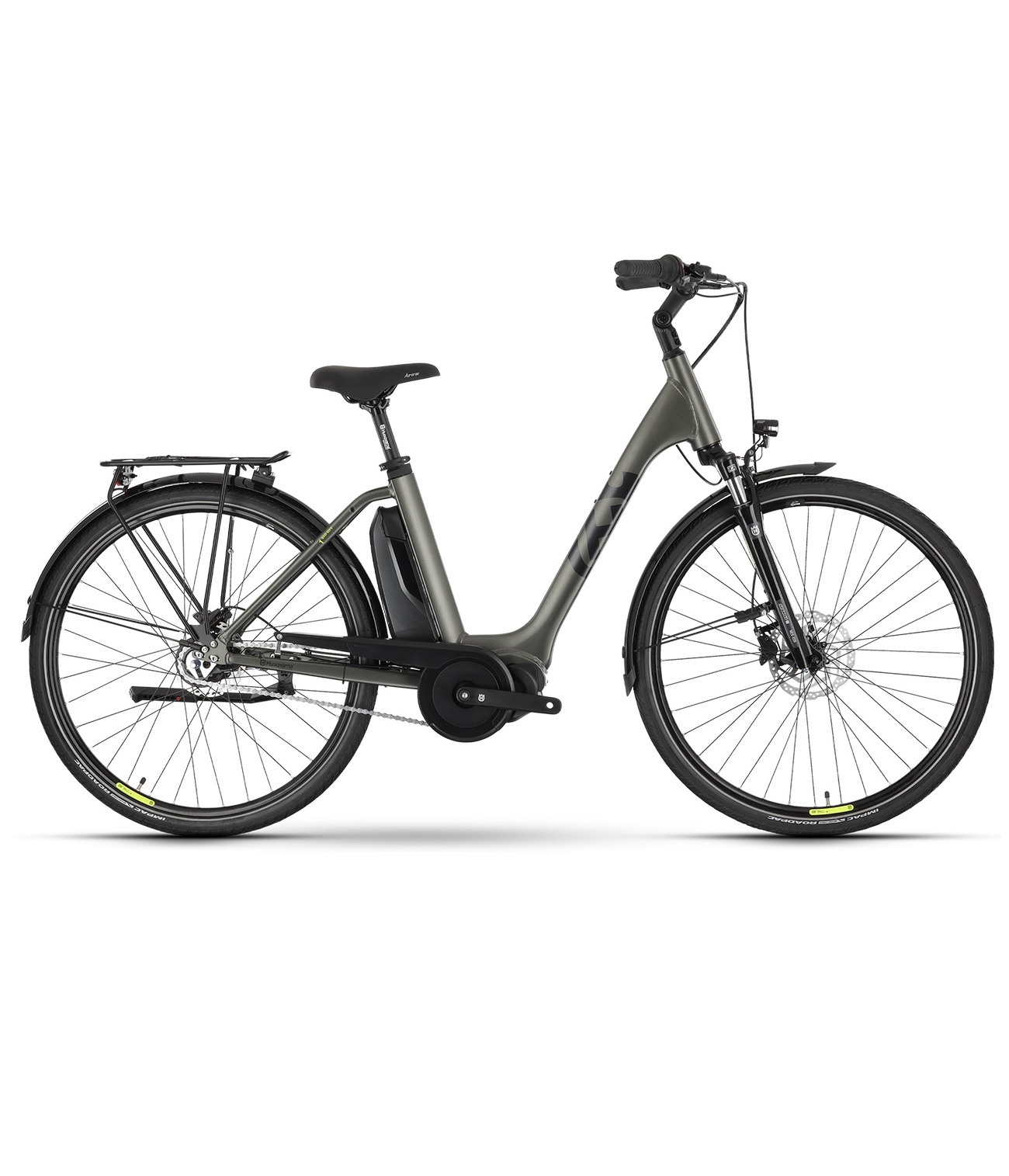 husqvarna-eco-city-1-le-cb-gren Mörkgrön Husqvarna Eco City elcykel i profil mot vit bakgrund. Detaljerade däck, sadel och motor syns tydligt i skarpt, jämnt ljus.