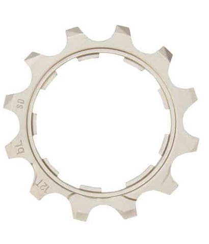 En silverfärgad Shimano kassett klinga, 11-12T, med HG body, belyst i ett jämnt ljus. Detaljerade tänder och exakt finish framhävs, typiskt för XT-serien.