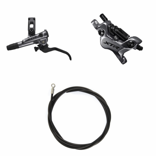 Närbild på ett Shimano XTR M9120 skivbromsset med bromshandtag, ok och bromsslang. Delarna presenteras mot en ren vit bakgrund med en mjuk, jämn belysning.