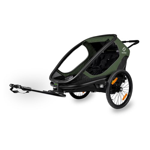 Grön Hamax Outback cykelkärra för två barn, stående på vit bakgrund. Kärran har svarta detaljer och reflexer på hjulen. Bra belysning framhäver produktens design och funktion.