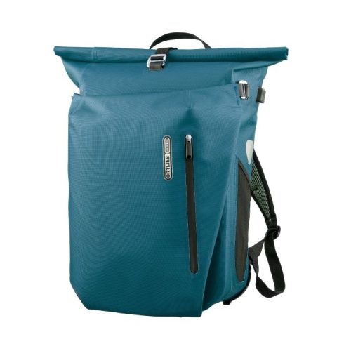 Turkos ryggsäck/cykelväska Ortlieb Vario PS QL2.1 på 20 liter, med rullstängning, framficka med dragkedja och bärhandtag. Produktfotografering i studio med jämnt, neutralt ljus.