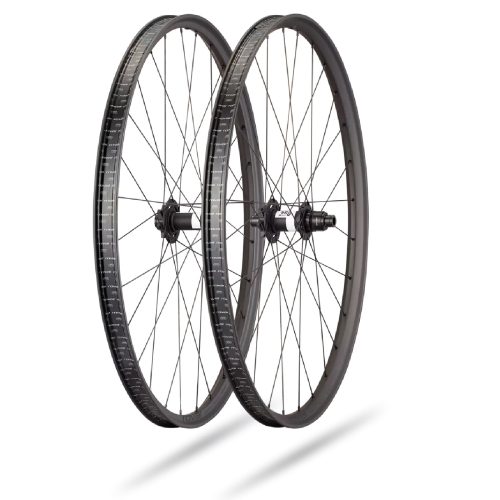 Ett par Roval Traverse SL II 350 29" hjul syns mot en vit bakgrund, med detaljerade ekrar och distinkta "ROVAL" logotyper runt fälgarna. Ljuset är jämnt och framhäver hjulens konstruktion.