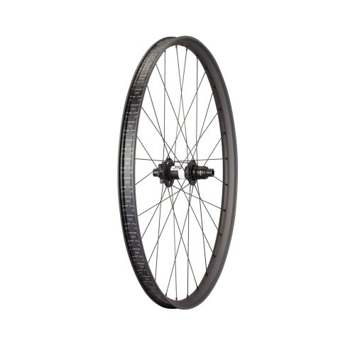 Ett cykelhjul Roval Traverse SL II 350 29" 6B XD, Disc, visas i studioljus mot en vit bakgrund. Hjulet är svart med subtila logotyper och har ekrar av mörk metall.