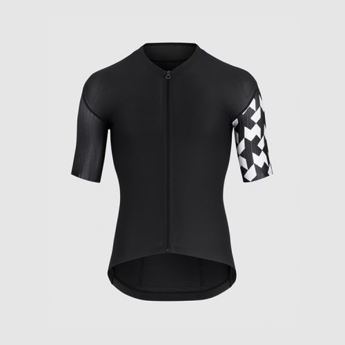 Svart cykeltröja från Assos Equipe RS S11 mot ljusgrå bakgrund. Tröjan har korta ärmar, dragkedja fram och ett geometriskt mönster på ena ärmen. Professionell produktbild med jämnt och mjukt ljus.