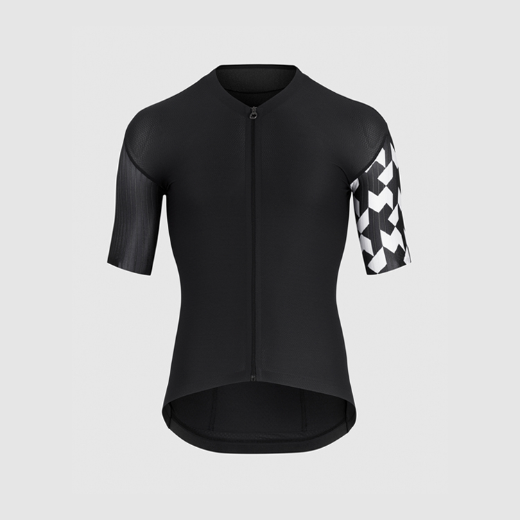 Assos Equipe RS S11 Black Svart cykeltröja från Assos Equipe RS S11 mot ljusgrå bakgrund. Tröjan har korta ärmar, dragkedja fram och ett geometriskt mönster på ena ärmen. Professionell produktbild med jämnt och mjukt ljus.