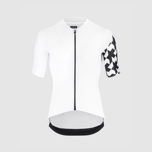 Vit Assos Equipe RS S11 cykeltröja visas mot en neutral bakgrund. Tröjan har en svart dragkedja fram och ett distinkt svartvitt geometriskt mönster på ena ärmen.