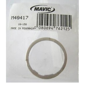 En Mavic kassettdistans, modell M40417, för konvertering mellan 10- och 11-delade kassetter. Distansen ligger i en genomskinlig plastförpackning med produktinformation och streckkod, fotograferad i ett jämnt ljus.