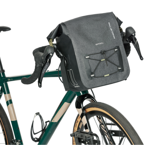 Styrväska Basil Navigator Storm, 11 L, monterad på en grön cykel. Väskan är svart/grå med elastiska snören fram och "Basil" logotypen på sidan, presenterad i bra belysning.