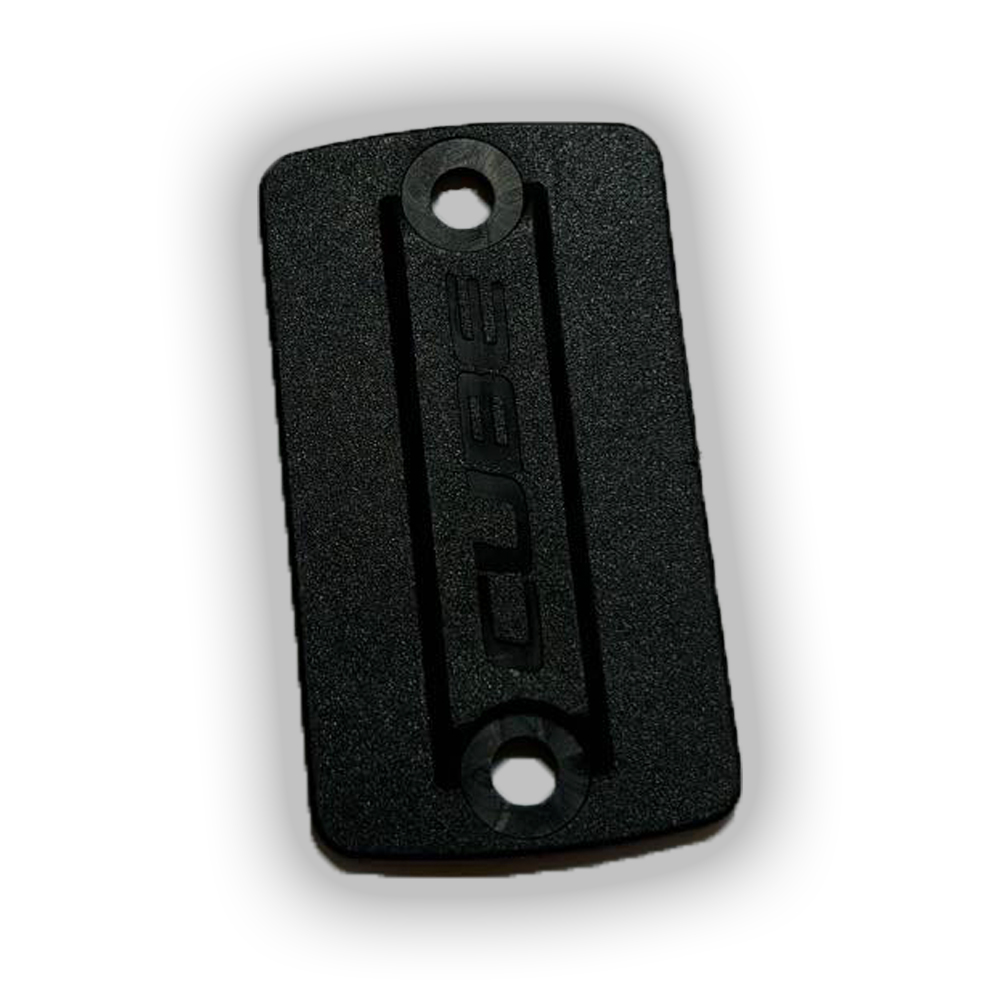 Cube Aerobar Cover Accessory 3236 Svart täcklock för Cube Aerobar, avbildat i detalj med en svag skugga mot en vit bakgrund. Fokuserat ljus framhäver texturen och "CUBE"-logotypen.
