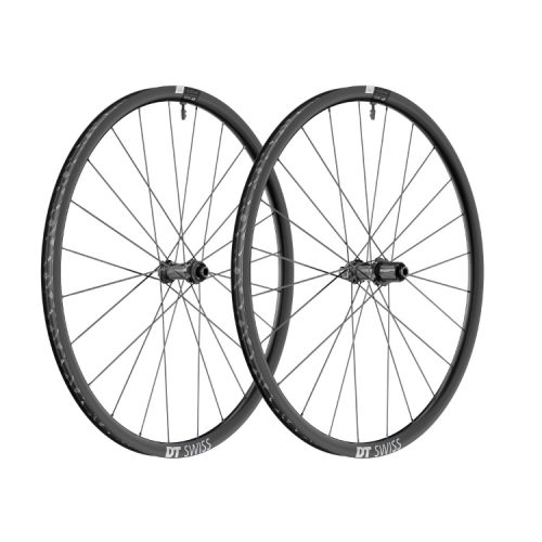 Två DT Swiss GR 1600 Spline 25 gravelhjul syns mot en vit bakgrund. Hjulens svarta fälgar och tunna ekrar framhävs i ett jämnt och klart ljus.