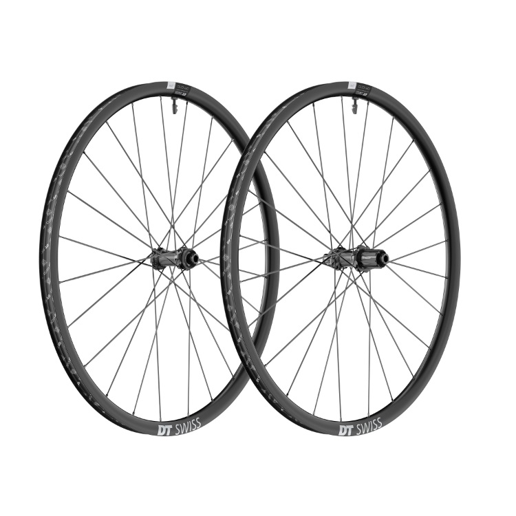 DT Swiss GR 1600 Spline Hjulpar Två DT Swiss GR 1600 Spline 25 gravelhjul syns mot en vit bakgrund. Hjulens svarta fälgar och tunna ekrar framhävs i ett jämnt och klart ljus.