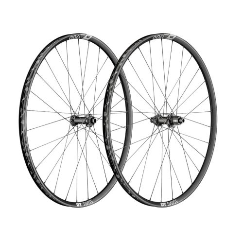 Två DT Swiss XR 1700 Spline 18 29" MTB-hjul med Boost CL-fästen står mot en vit bakgrund. Fin ljussättning framhäver detaljerna och den svarta färgen.