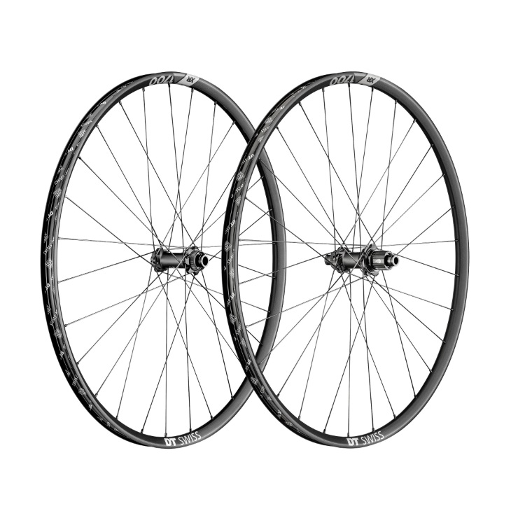 DT Swiss XR 1700 Spline Hjulpar Två DT Swiss XR 1700 Spline 18 29" MTB-hjul med Boost CL-fästen står mot en vit bakgrund. Fin ljussättning framhäver detaljerna och den svarta färgen.