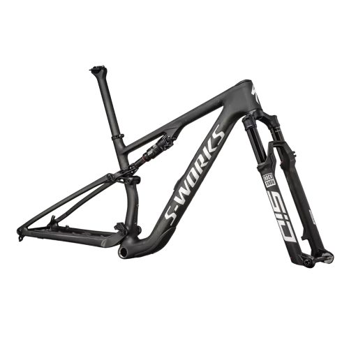 Svart Specialized S-Works Epic 8 ram med dämpare och framgaffel. Detaljerad bild med bra ljussättning, framhäver de tekniska aspekterna och designen.
