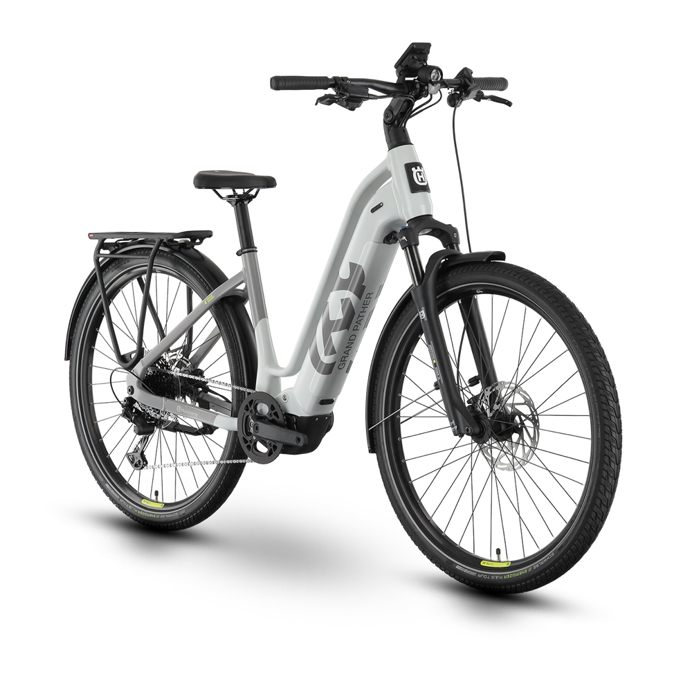 Husqvarna Grand Pather 4 Grå 1 En grå Husqvarna Grand Pather 4 elcykel för damer, stående i en studio med mjukt ljus, framhäver cykelns design och komponenter.