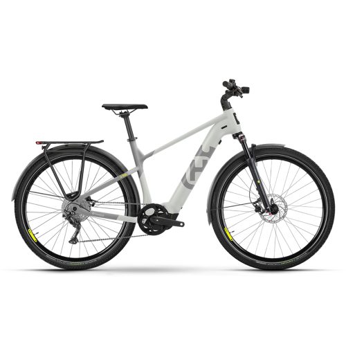 En grå Husqvarna Grand Pather 4 elcykel i herrmodell står i studioljus, detaljerat visande design och komponenter. Bakgrunden är ren vit, framhävande cykelns konturer.