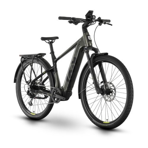Grå Husqvarna Grand Pather 4 elcykel i detalj, framhävande dess robusta däck och integrerade design under stark belysning. Perfekt för sidan om "El-cykel Husqvarna Grand Pather 4 Herr, 11s – Grön eller Grå".