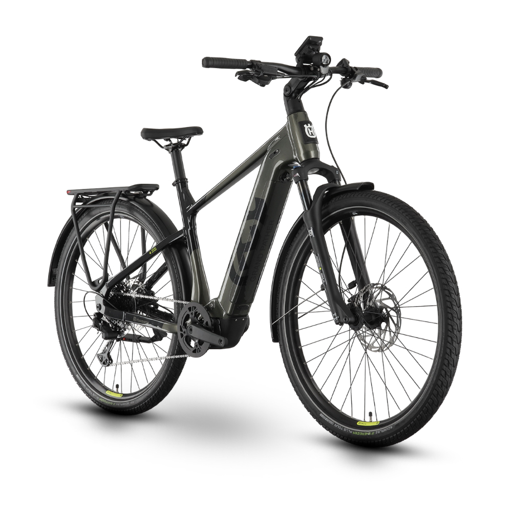 Husqvarna Grand Pather 4 Herr Grön 1 Grå Husqvarna Grand Pather 4 elcykel i detalj, framhävande dess robusta däck och integrerade design under stark belysning. Perfekt för sidan om "El-cykel Husqvarna Grand Pather 4 Herr, 11s – Grön eller Grå".