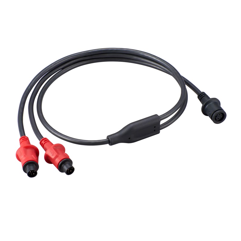 Laddkabel Specialized SL Y-split Batterikabel för Specialized Turbo SL Range-Extender visas mot en ren, vit bakgrund. Kabeln är svart med två röda kontakter i ena änden och en svart kontakt i den andra. Utmärkt ljussättning framhäver detaljerna.
