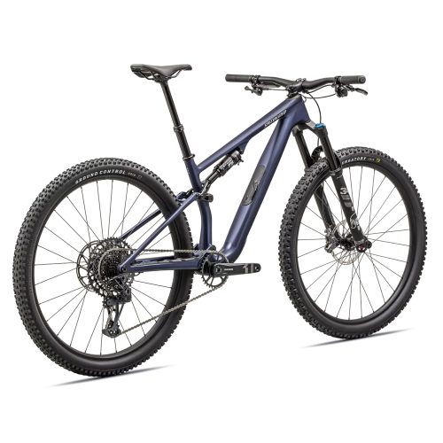 Specialized Epic 8 EVO Comp mountainbike i blå eller lila. Detaljerad bild visar dämpare, däck med grovt mönster, och cykelns ram i bra belysning.
