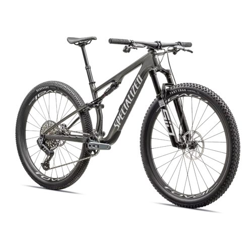 Svart Specialized Epic 8 Expert Mountainbike, 29-tums hjul. En detaljerad vy av cykelns fullfjädring och högkvalitativa komponenter i en ljus studioatmosfär. Perfekt för terrängkörning.