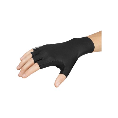 Detaljerad bild av en svart GripGrab Aero TT Raceday-handske på en hand. Handsken är fingerlös och sitter tight, med bra ljus som framhäver material och passform.