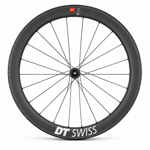 Ett DT SWISS ARC 1100 Dicut 48/62/80 mm, kolfiberhjul för landsvägscykel med fälgbroms och djup fälg, svarta ekrar och vit logotyp.