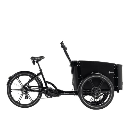 Lastcykel Cargobike Delight, en svart lasttrehjuling med en stor förvaringslåda framtill, två framhjul, ett enda bakhjul och en vanlig cykelsadel, visas i profil mot en vit bakgrund.