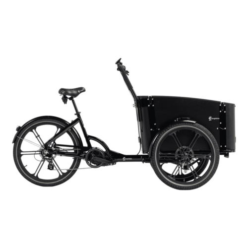 Här visas en sidovy av Lastcykel Cargobike Delight (svart modell). Denna trehjuliga cykel har en rymlig lastlåda framtill, två hjul fram och ett hjul bak samt en upprätt sittposition med styre. Den är avsedd för transport av gods eller passagerare.