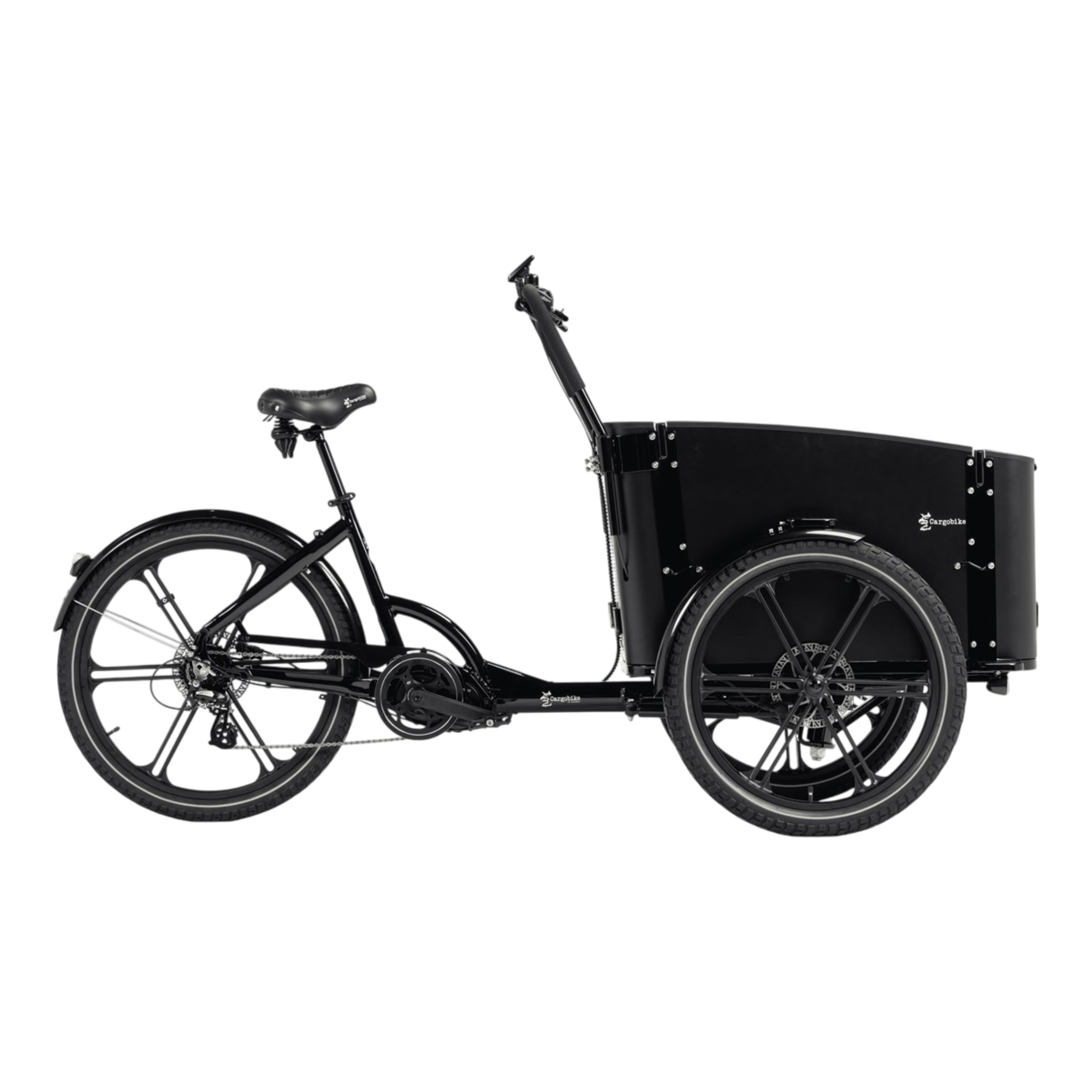 Cargobike Delight Erlan 6 Här visas en sidovy av Lastcykel Cargobike Delight (svart modell). Denna trehjuliga cykel har en rymlig lastlåda framtill, två hjul fram och ett hjul bak samt en upprätt sittposition med styre. Den är avsedd för transport av gods eller passagerare.