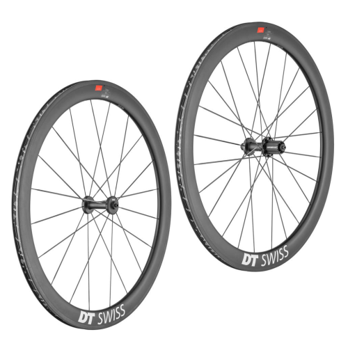 Ett par DT SWISS ARC 1100 Dicut hjulset, 48/62/80mm för fälgbroms. Dessa högpresterande Kolfiberhjul visas i en studio med mjukt ljus som framhäver detaljerna i designen och den aerodynamiska profilen.