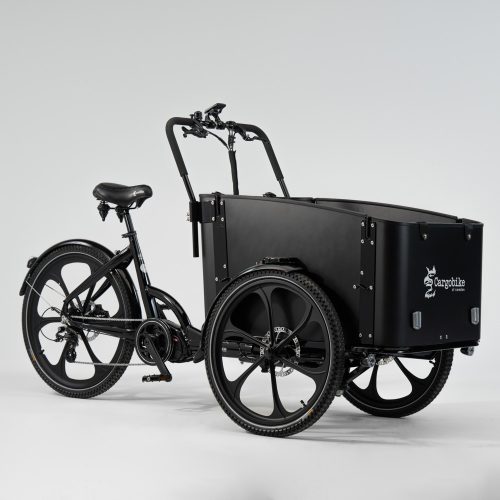 Svart Cargobike Delight lastcykel med tre hjul i studiomiljö. Fokus på den robusta designen och lastutrymmet. Jämnt, neutralt ljus framhäver cykelns matta finish.