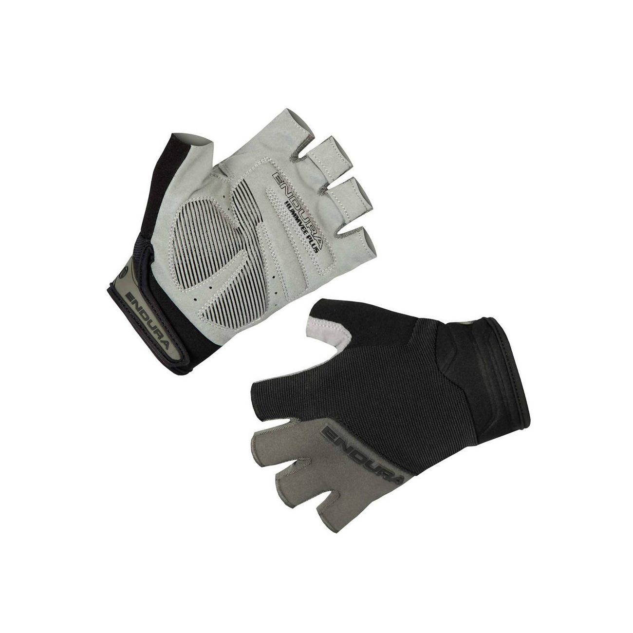 E1161BK Ett par Endura Hummvee Plus Mitt cykelhandskar visas i en studiobild. Handskarna är grå och svarta, med texturerade detaljer och Endura-logotyper framträdande. Bilden har ett rent, skarpt utseende.
