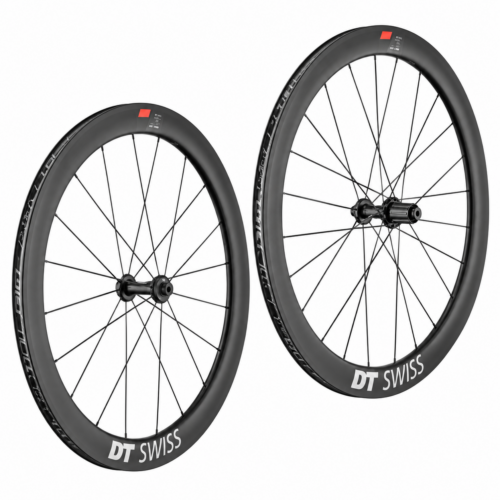 Ett par Hjulpar DT SWISS ARC 1100 Dicut 48/62/80 mm, kolfiberhjul för landsvägscykel med fälgbroms, högprofilerade fälgar och svarta ekrar.