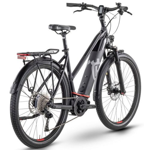 En mattsvart Husqvarna Gran Tourer GT3 damcykel visas i en studio. Den är belyst med starkt ljus och har ett detaljerat fokus som lyfter fram cykelns design.