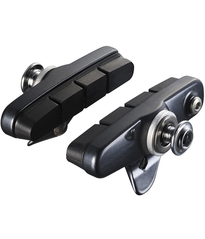 R55C3-morkgra Två Shimano Ultegra 6700/R55C2 bromsskor visas i en detaljerad studiobild med neutral bakgrund. Svart gummi och silverfärgade monteringsdetaljer framhävs av jämn belysning.