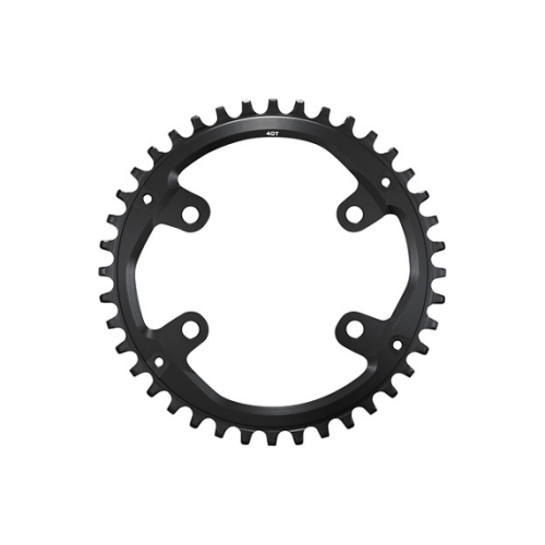 Svart Shimano CUES FC-U8000-1 framdrev med 40 tänder, syns mot vit bakgrund. Studiobelysning framhäver detaljerna i den cirkulära designen och de fyra monteringspunkterna.