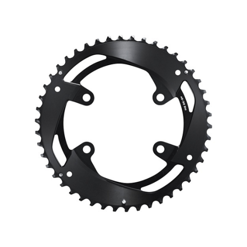 Närbild av ett svart Shimano CUES FC-U8000-2 framdrev för cykel, antingen 46T eller 32T, med detaljerad belysning som framhäver dess konstruktion och design.